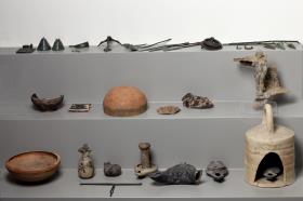Vitrinenaufnahme aus der Ausstellung der Antikensammlung im Alten Museum von 1998-2010: Kompartiment 26.9 Hausrat aus Priene, rechte Seite