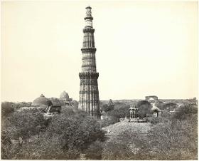Delhi, Qutb Minar und umliegende Ruinen von Osten