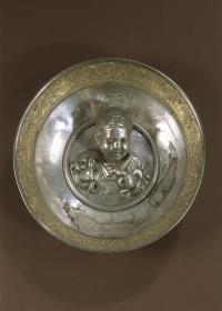 Schale mit Emblem (Büste des schlangenwürgenden Herakles)
