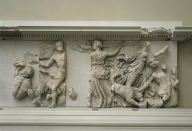 Pergamonaltar, Südfries - Ausschnitt: Titanin Phoibe mit Fackel und ihre Tochter Asteria mit Schwert, begleitet von einem Hund