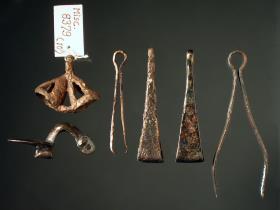 Konvolut von vier Pinzetten aus Bronze, vier Fibeln aus Bronze und einer Fibel aus Silber (ohne Nadel), ein Bronzeanhängsel