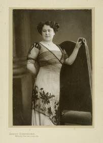 Frau in Kleid