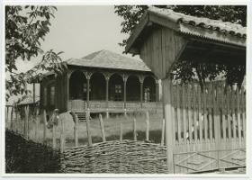 Bauernhaus aus Holz mit Balustrade, verziert