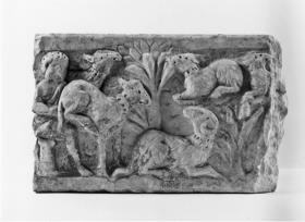 Fragment eines Sarkophagdeckels