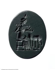 Gemme mit Darstellung der Göttin Isis mit Apis, auf der Rückseite der Gott Ptah