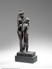 Standfigur einer Göttin, die den König säugt