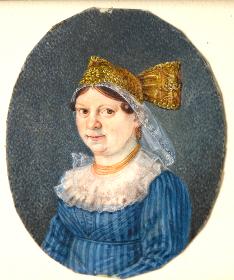 Porträt einer Frau in gestreiftem Empirekleid und Augsburger Bockelhaube
