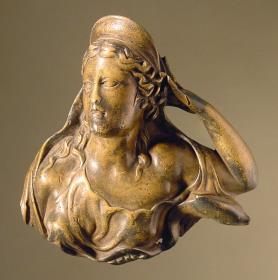 Römische Büste einer Göttin (Venus?) mit Delphin