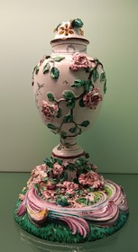 Potpourrivase mit plastischer Rosenranke auf naturalistischem Sockel