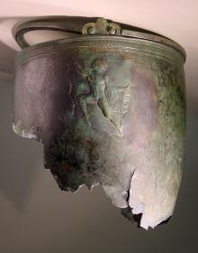 Fragmentierter Eimer mit Reliefs unter den Henkeln: a) Perseus an einer Felshöhe emporstürmend und b) Gorgo, als schönes Mädchen gebildet, fliehend