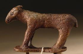Archaische Statuette eines Schafs. Schwanzende weggebrochen