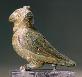 Statuette eines Uhus, von einem Gerät; auf dem Kopf und unter dem Schwanz Rest eines abgebrochenen Stabs