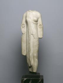 Weibliche Figur mit Chiton und Himation (Stauette einer Kore)