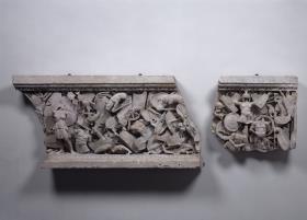 Teile eines römischen Frieses mit Kriegstrophäen