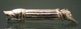 Griff einer römischen Griffschale mit Abschluß in Form eines Hundekopfes