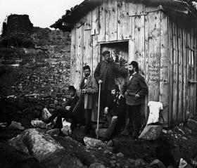 Otto Raschdorff, Carl Humann, Alexander Conze, Hermann Stiller und Richard Bohn (von links nach rechts) vor der Grabungshütte auf dem Burgberg von Pergamon