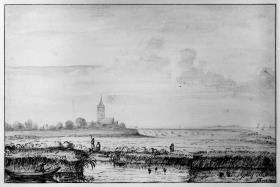 Flachlandschaft mit weitem Ausblick. Im Vordergrund ein Fluss, auf dem links ein Fischerboot liegt. In der Ferne der hohe Turm einer Kirche