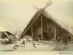 Haus mit Utensilien vor dem Haus
