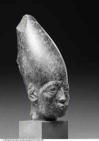 Kopf einer Statue Amenemhet III. mit oberägyptischer Krone