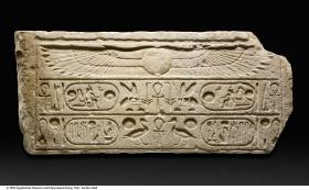Architrav mit geflügelter Sonnenscheibe und den Namen Ramses' II.