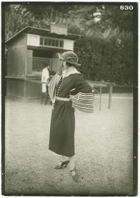 Frau in Kleid auf dem Rennplatz
