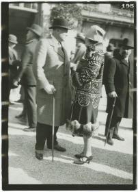 Frau und Mann in Mänteln auf dem Rennplatz in Longchamp