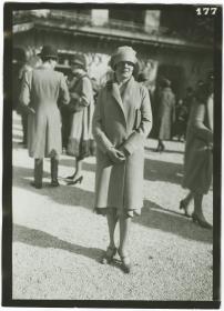 Frau in Mantel auf dem Rennplatz in Longchamp