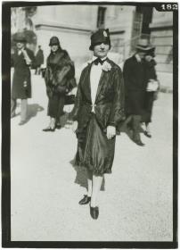 Frau in Kostüm auf dem Rennplatz in Longchamp