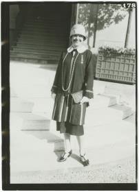 Frau in Ensemble auf dem Rennplatz in Longchamp