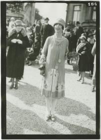 Frau in Kleid auf dem Rennplatz in Longchamp