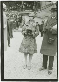 Frau und Mann in Mänteln auf dem Rennplatz in Longchamp