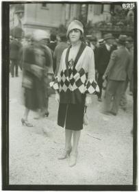 Frau in Kostüm auf dem Rennplatz in Longchamp