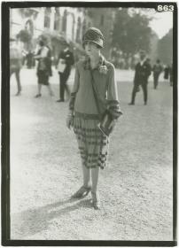 Frau in Kleid auf dem Rennplatz in Longchamp