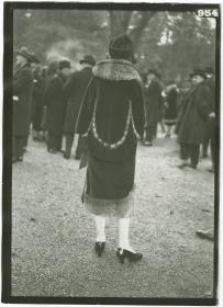 Frau in Mantel auf dem Rennplatz in Longchamp