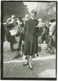 Frau in Kleid auf dem Rennplatz in Longchamp