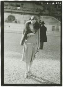 Frau in Ensemble auf dem Rennplatz in Longchamp