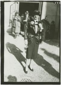 Frau in Kostüm auf dem Rennplatz in Longchamp