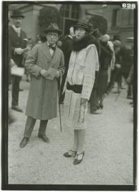 Frau und Mann in Mänteln auf dem Rennplatz in Longchamp