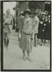 Frau in Kleid auf dem Rennplatz in Longchamp