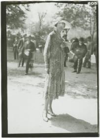 Frau in Kleid auf dem Rennplatz in Longchamp