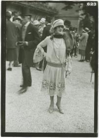 Frau in Kleid auf dem Rennplatz in Longchamp