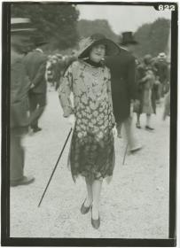 Frau in Kleid auf dem Rennplatz in Longchamp
