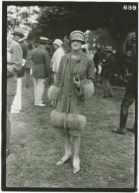 Frau in Mantel auf dem Rennplatz in Deauville