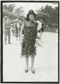 Frau in Kleid auf dem Rennplatz in Deauville