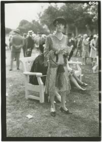 Frau in Kleid auf dem Rennplatz in Deauville