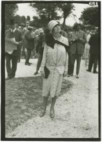 Frau in Kostüm auf dem Rennplatz in Deauville