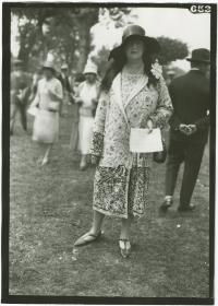 Frau in Ensemble auf dem Rennplatz in Deauville