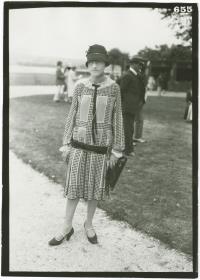 Frau in Kleid auf dem Rennplatz in Deauville