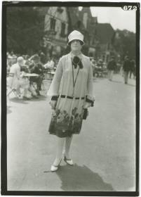 Frau in Kleid auf dem Rennplatz in Deauville