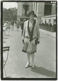 Frau in Ensemble auf dem Rennplatz in Deauville